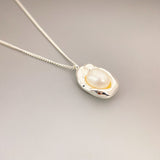 Unique Design with Small Bean Shape Inlaid with Freshwater Pearl Pendant Necklace