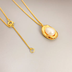 Unique Design with Small Bean Shape Inlaid with Freshwater Pearl Pendant Necklace