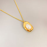 Unique Design with Small Bean Shape Inlaid with Freshwater Pearl Pendant Necklace